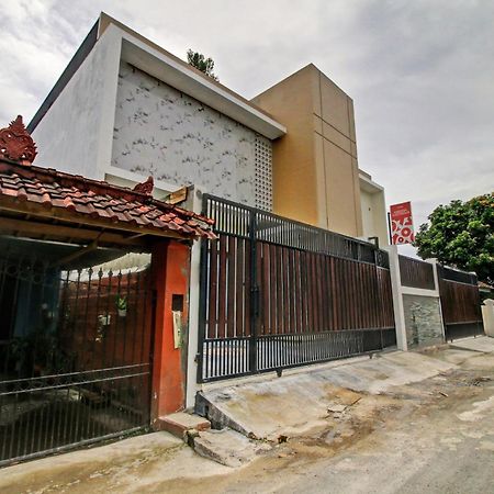 Oyo 90820 Madania Guesthouse Syariah Матарам Екстериор снимка