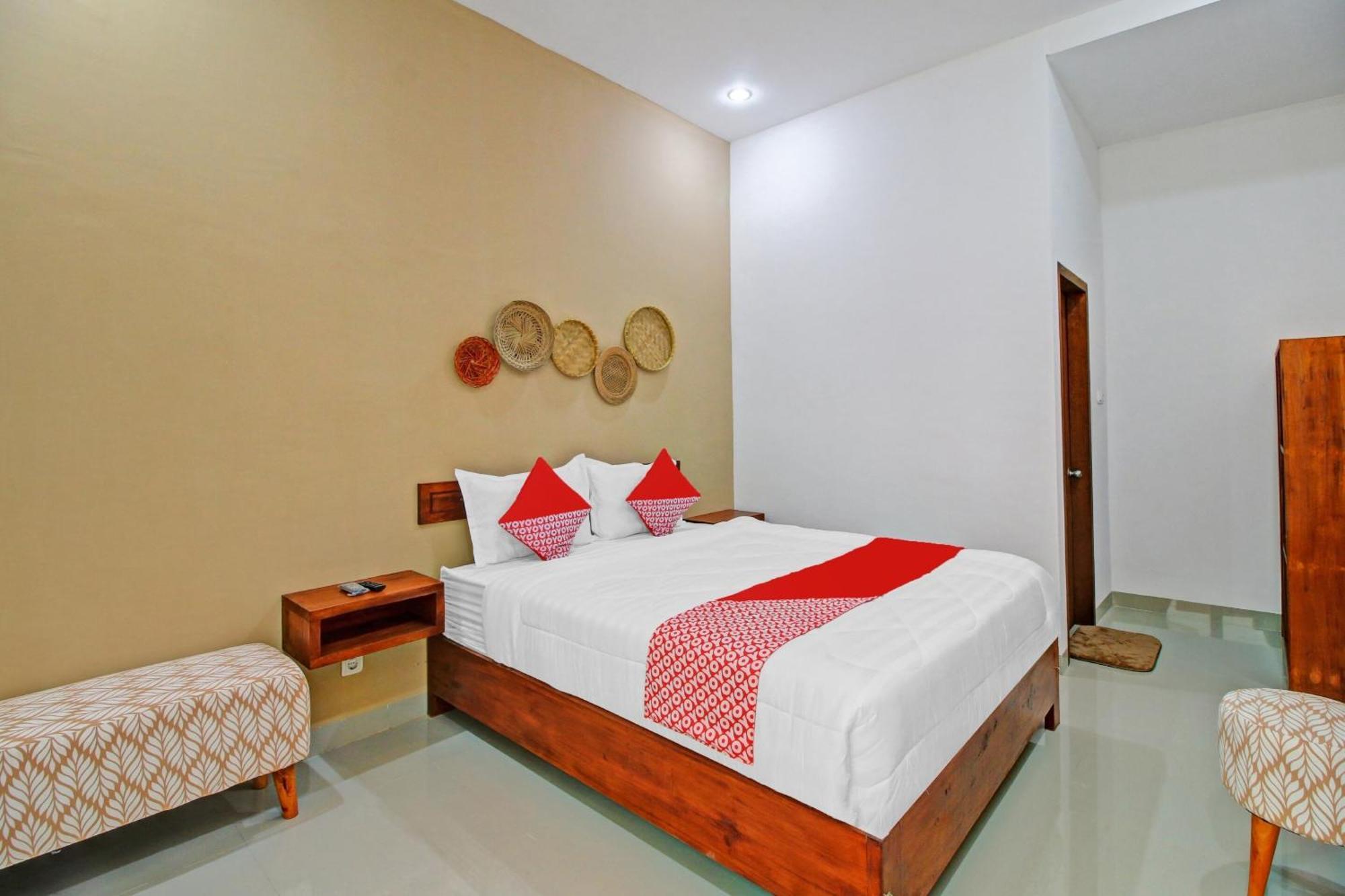 Oyo 90820 Madania Guesthouse Syariah Матарам Екстериор снимка