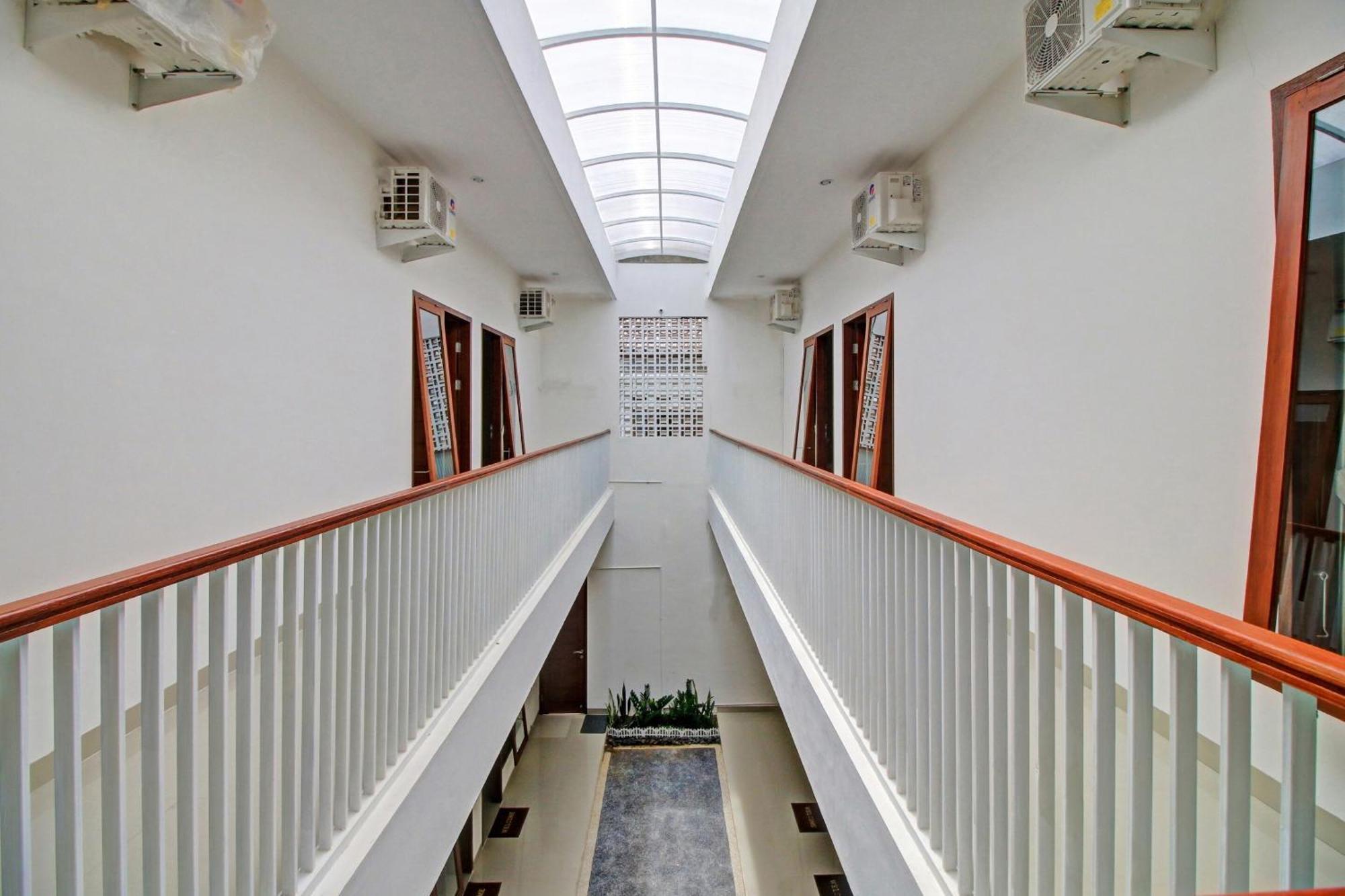 Oyo 90820 Madania Guesthouse Syariah Матарам Екстериор снимка