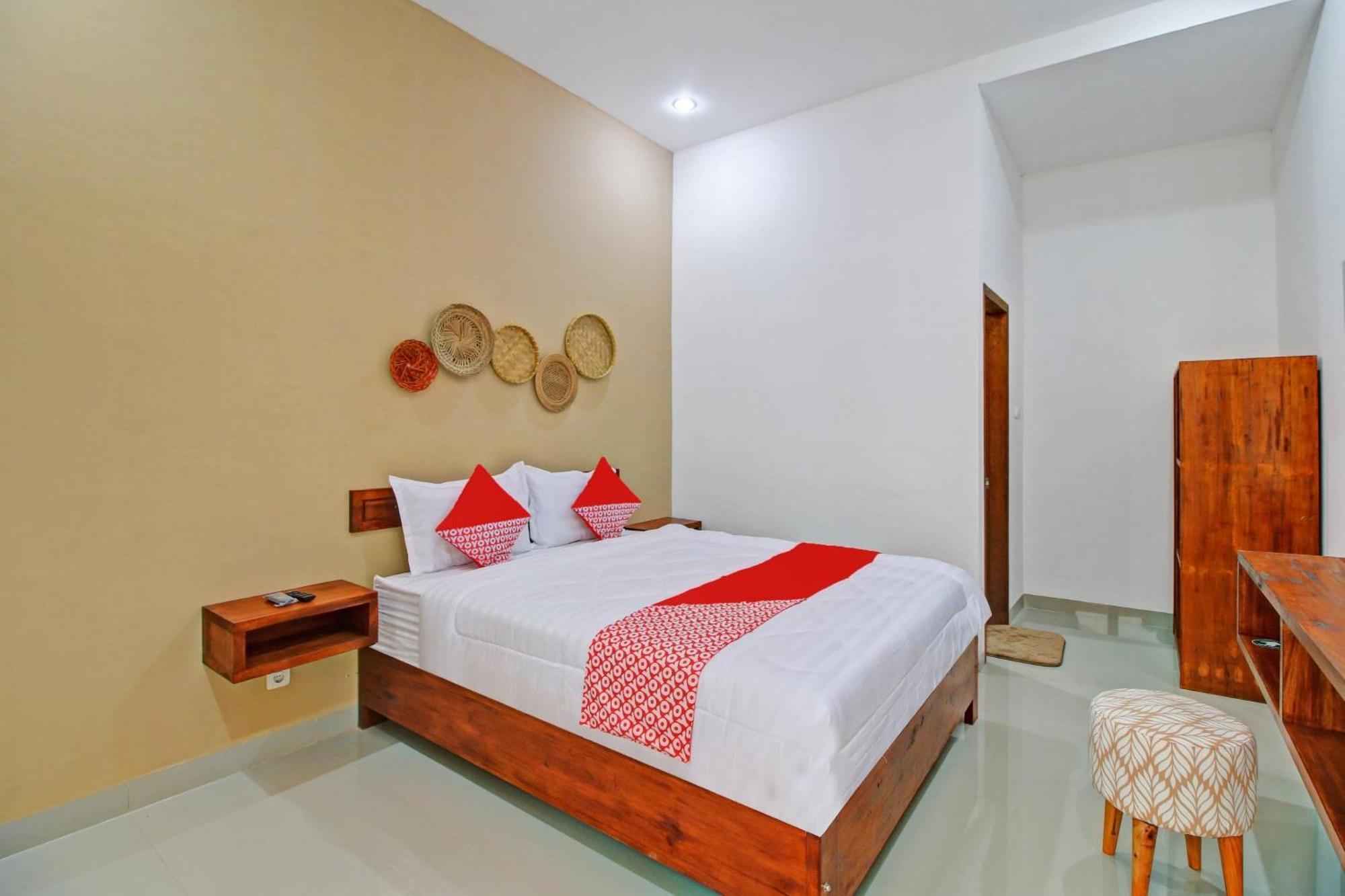 Oyo 90820 Madania Guesthouse Syariah Матарам Екстериор снимка