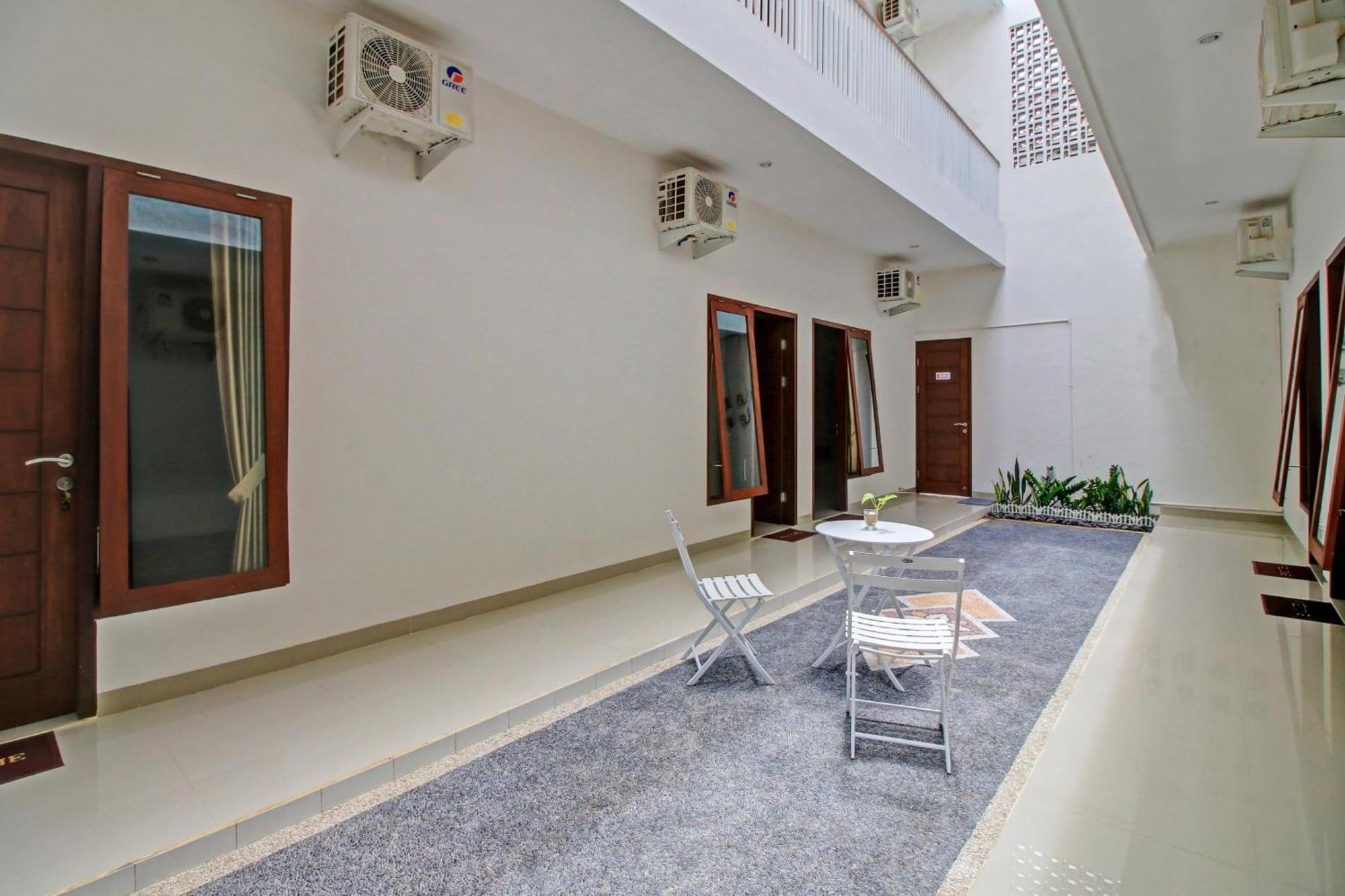 Oyo 90820 Madania Guesthouse Syariah Матарам Екстериор снимка
