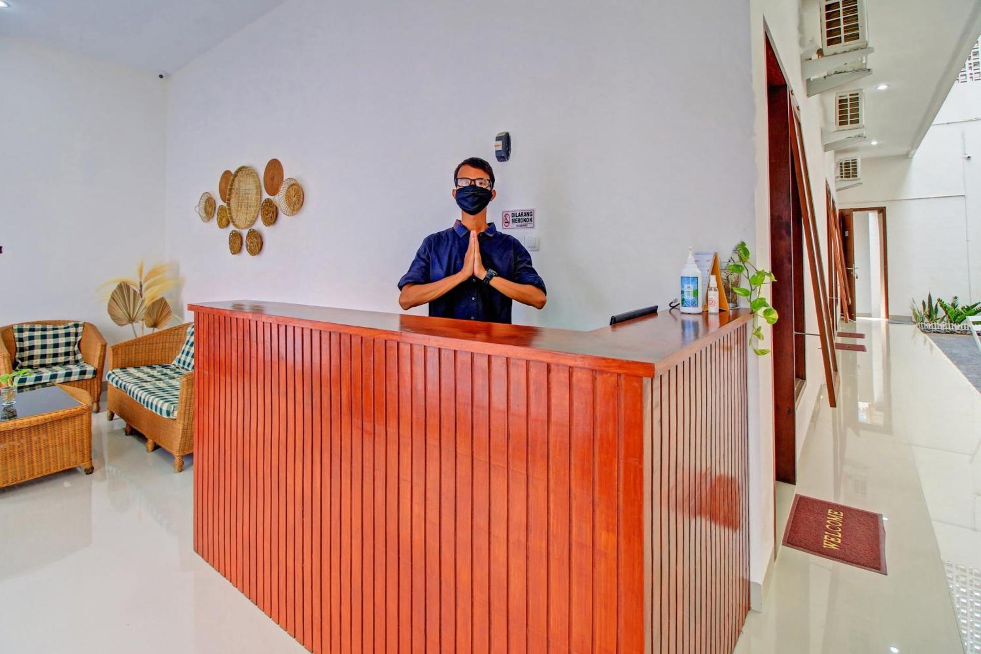Oyo 90820 Madania Guesthouse Syariah Матарам Екстериор снимка