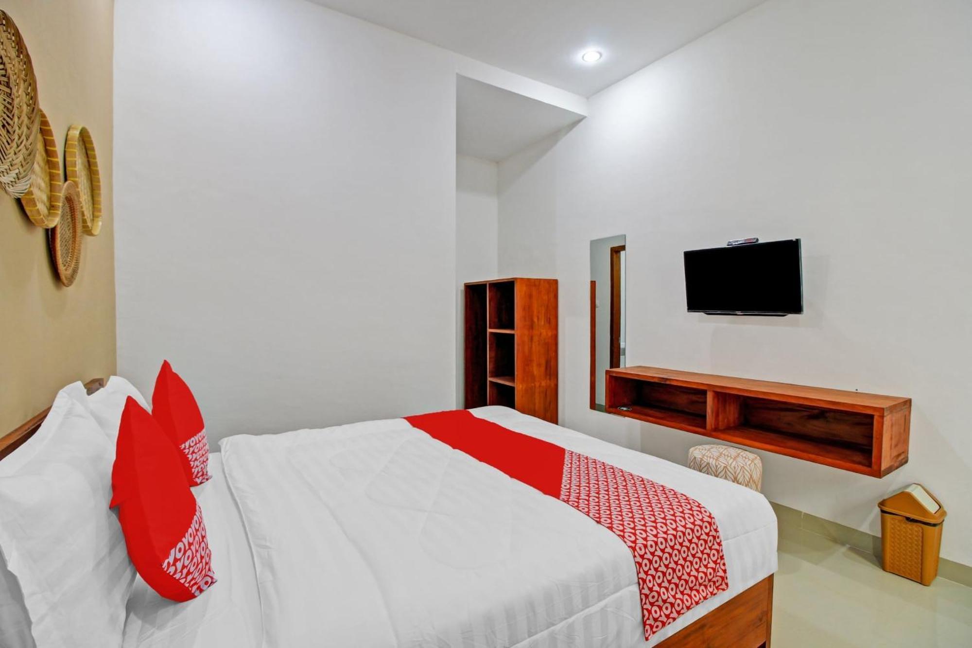 Oyo 90820 Madania Guesthouse Syariah Матарам Екстериор снимка