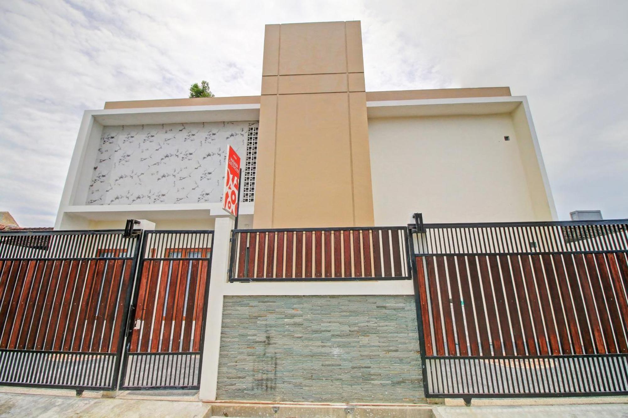 Oyo 90820 Madania Guesthouse Syariah Матарам Екстериор снимка